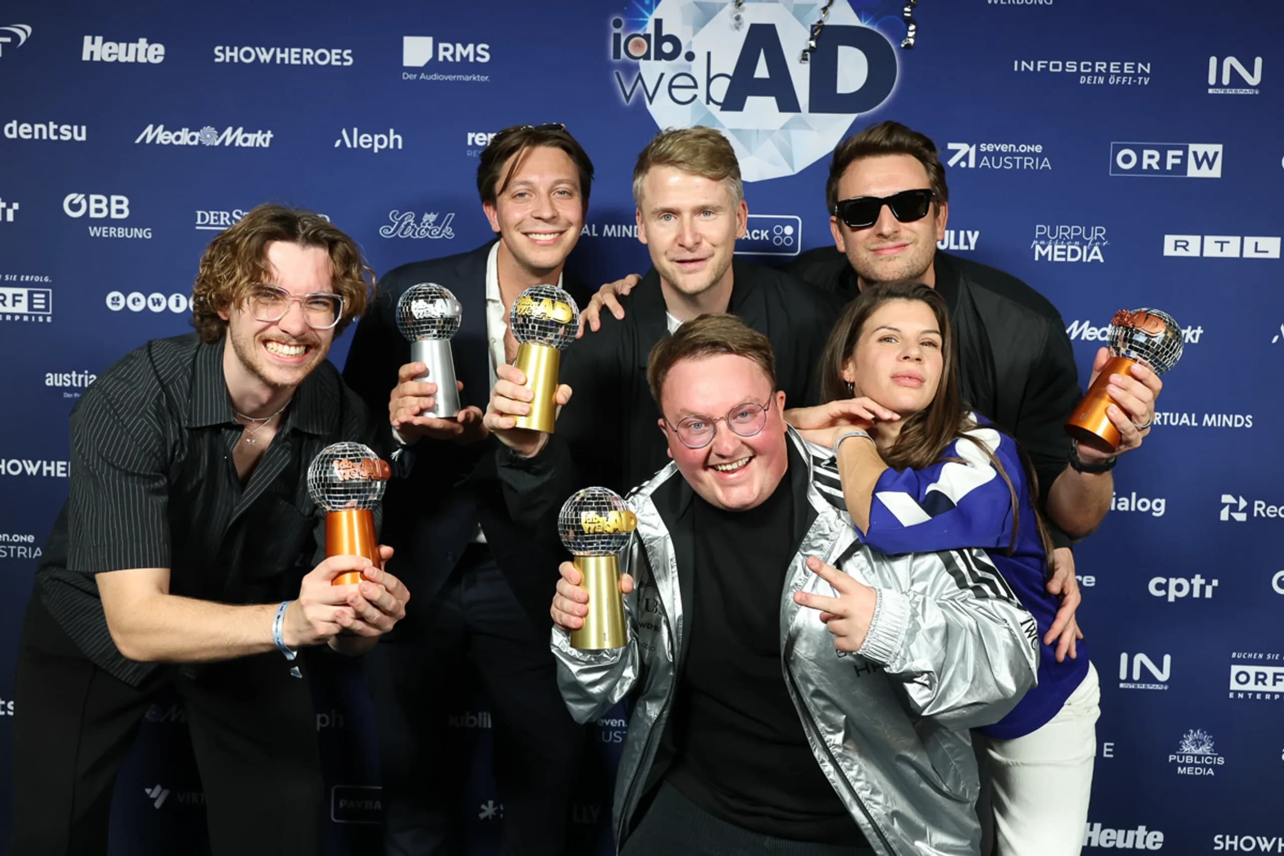 Das Digiknall Team mit den webAD-Pokalen